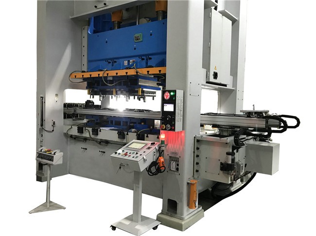 三次元機(jī)械手的核心特性解析：如何打造高效精密沖床的智能解決方案？